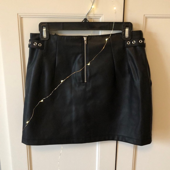 NEW FOREVER 21 BLACK SKIRT WITH POCKETS - Picture 5 of 5